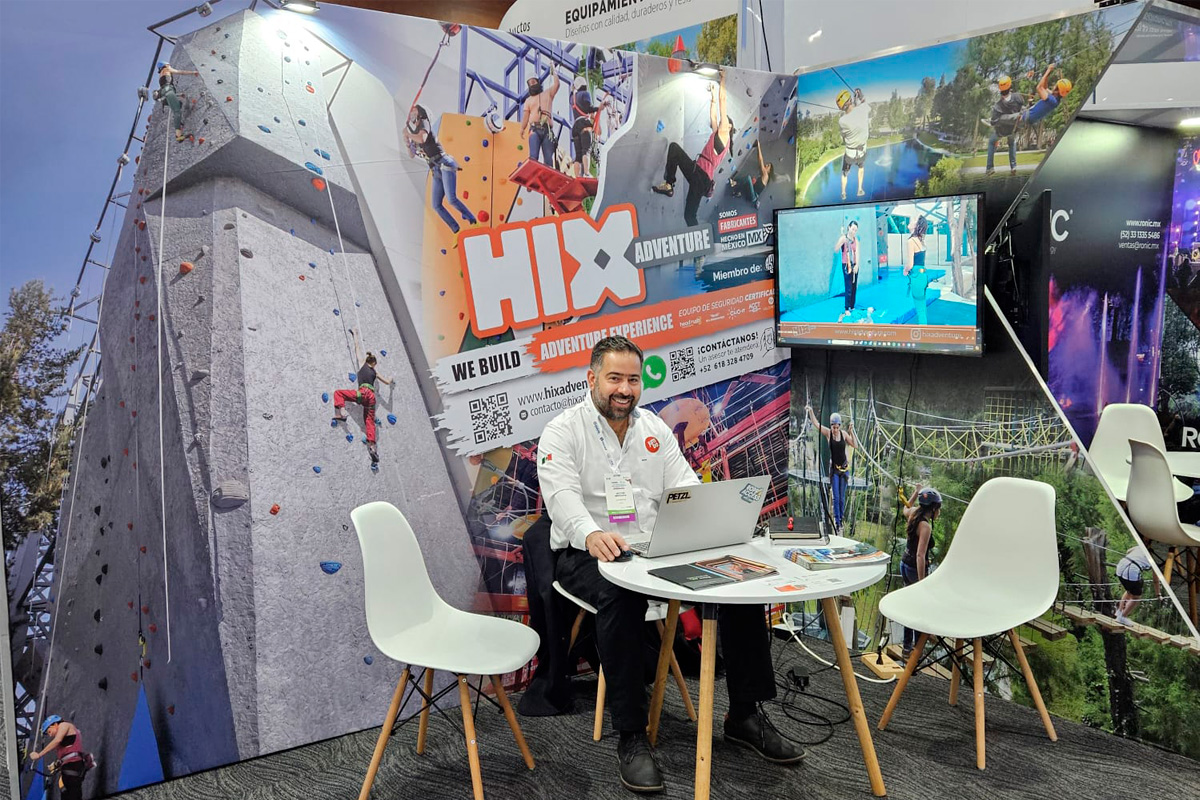 Director de Hix Adventure en el stand de Interjum Group en la IAAPA 2024